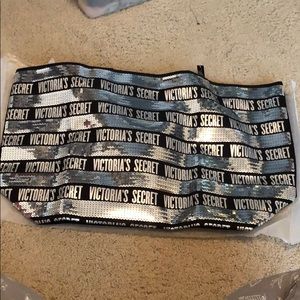 ⭕️ Victoria’s Secret traveling/carry on/gym bag ⭕️